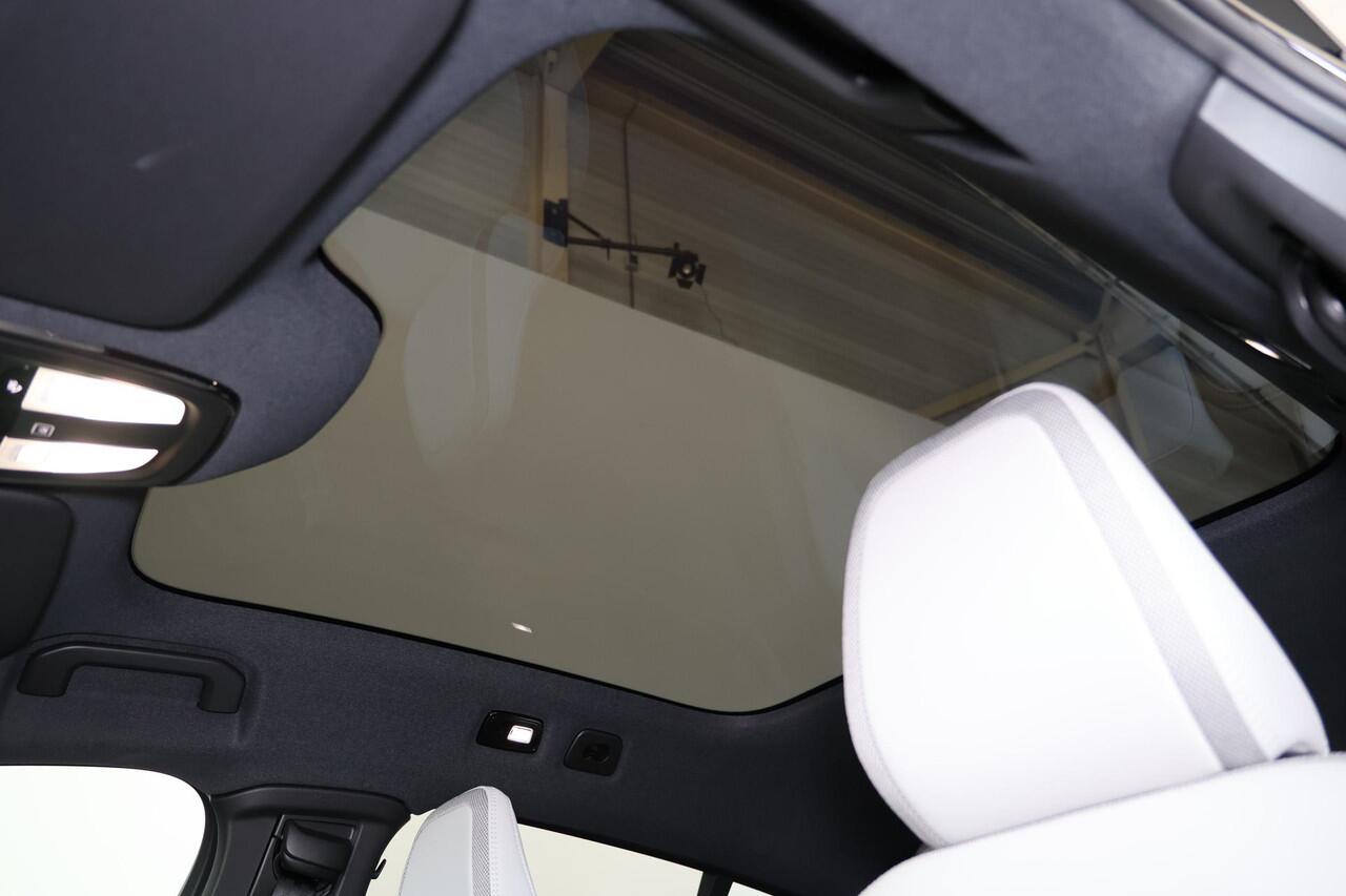 Volvo EC40 Single Motor Extended Range Plus 82 kWh - Panoramadak - IntelliSafe Assist & Surround - Parkeercamera achter - Verwarmde voorstoelen & stuur - Parkeersensoren voor & achter - Getint glas - Draadloze tel. lader - Warmtepomp - 19' LMV