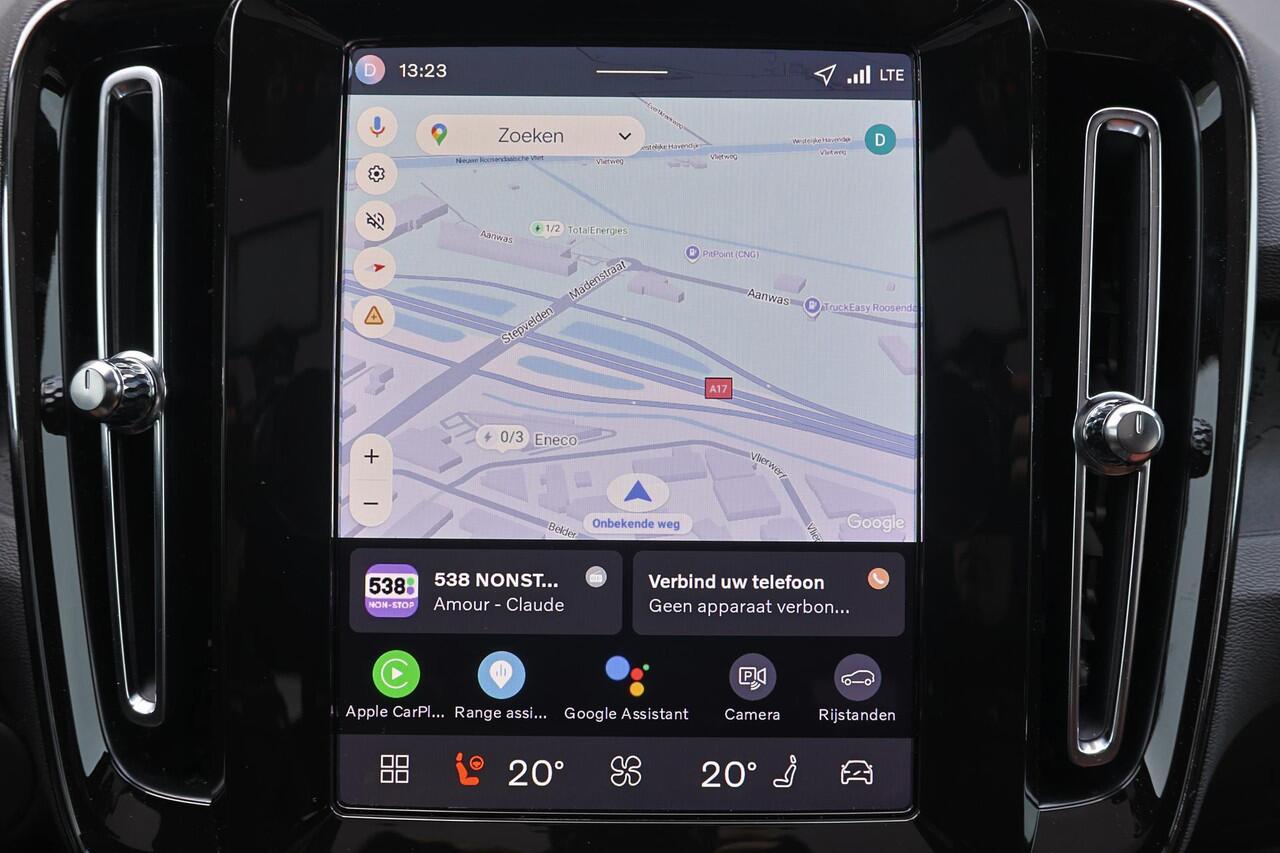Volvo EC40 Single Motor Extended Range Plus Black Ed. 82 kWh - Panoramadak - IntelliSafe Assist & Surround - Parkeercamera achter - Verwarmde voorstoelen & stuur - Parkeersensoren voor & achter - Getint glas - Draadloze tel. lader - Warmtepomp - 22' LMV - Lederen be