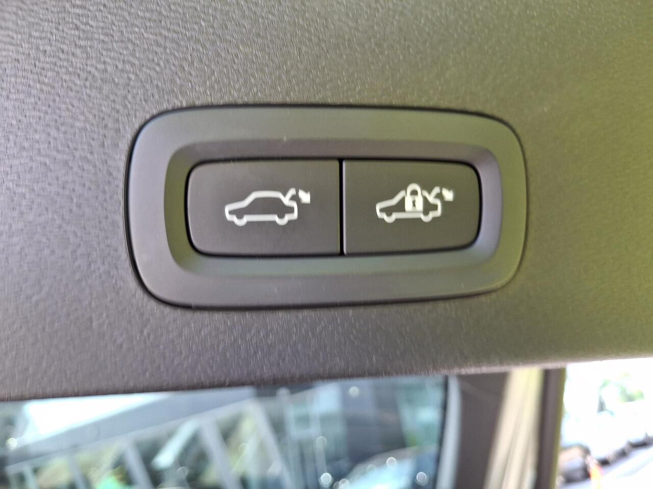 Volvo EC40 Single Motor Extended Range Ultimate 82 kWh | Panoramadak | H&K Audio | 360 camera | Demo | Vraag naar de actuele tellerstand