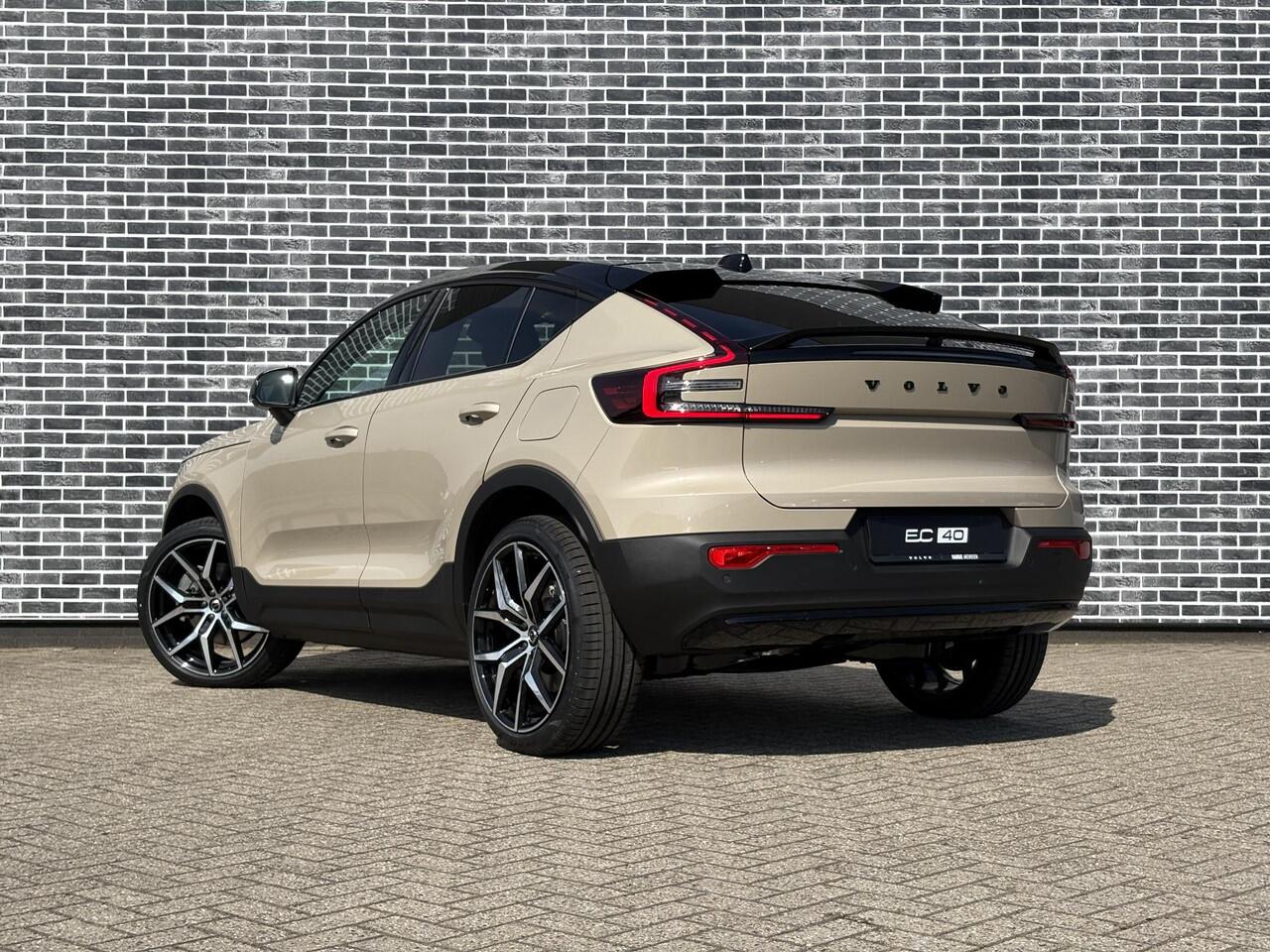 Volvo EC40 Single Motor Extended Range 82 kWh Plus | Google | Long Range | Panoramadak | Keyless | Harman Kardon Audio | Elektrische Achterklep | Camera | Stoel-/Stuurverwarming | Adaptieve Cruise | Getint Glas | Luxe Bekleding | Zitverlenging | 21" Polestar LM