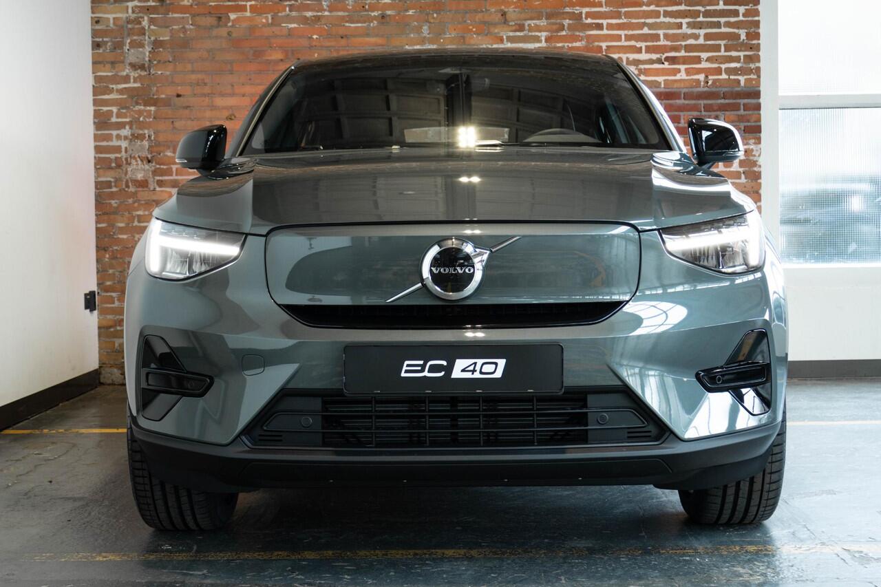 Volvo EC40 Single Motor Extended Range Plus 82 kWh | Direct Beschikbaar | Stoel/Stuurverwarming | Google Infotainment | Achteruitrijcamera | Keyless Entry | Adaptieve Cruise Control | Dodehoekwaarschuwing | Panoramadak |