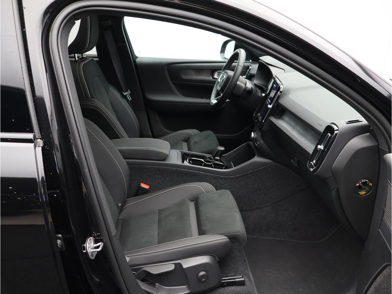 Volvo EC40 Single Motor Extended Range Ultra Black Ed. 82 kWh / Elektrische Stoelen / 360 Camera / Harman Kardon / Stoel+Stuurverwarming / Adaptive Cruise / BLIS /