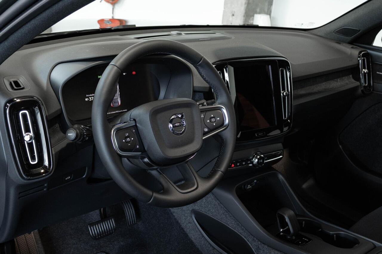 Volvo EC40 Single Motor Extended Range Plus 82 kWh | Direct Beschikbaar | Stoel/Stuurverwarming | Google Infotainment | Achteruitrijcamera | Keyless Entry | Adaptieve Cruise Control | Dodehoekwaarschuwing | Panoramadak |