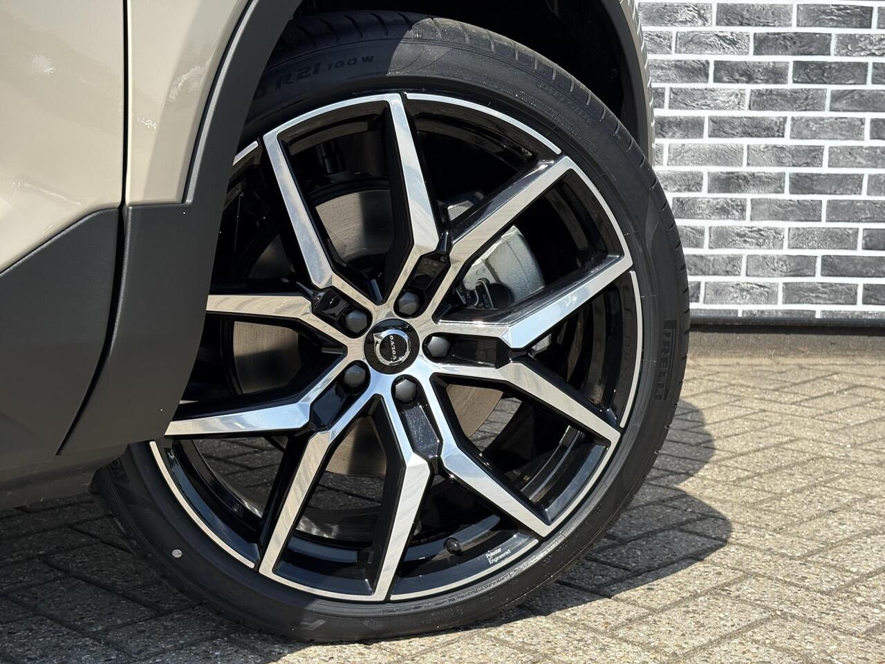 Volvo EC40 Single Motor Extended Range 82 kWh Plus | Google | Long Range | Panoramadak | Keyless | Harman Kardon Audio | Elektrische Achterklep | Camera | Stoel-/Stuurverwarming | Adaptieve Cruise | Getint Glas | Luxe Bekleding | Zitverlenging | 21" Polestar LM