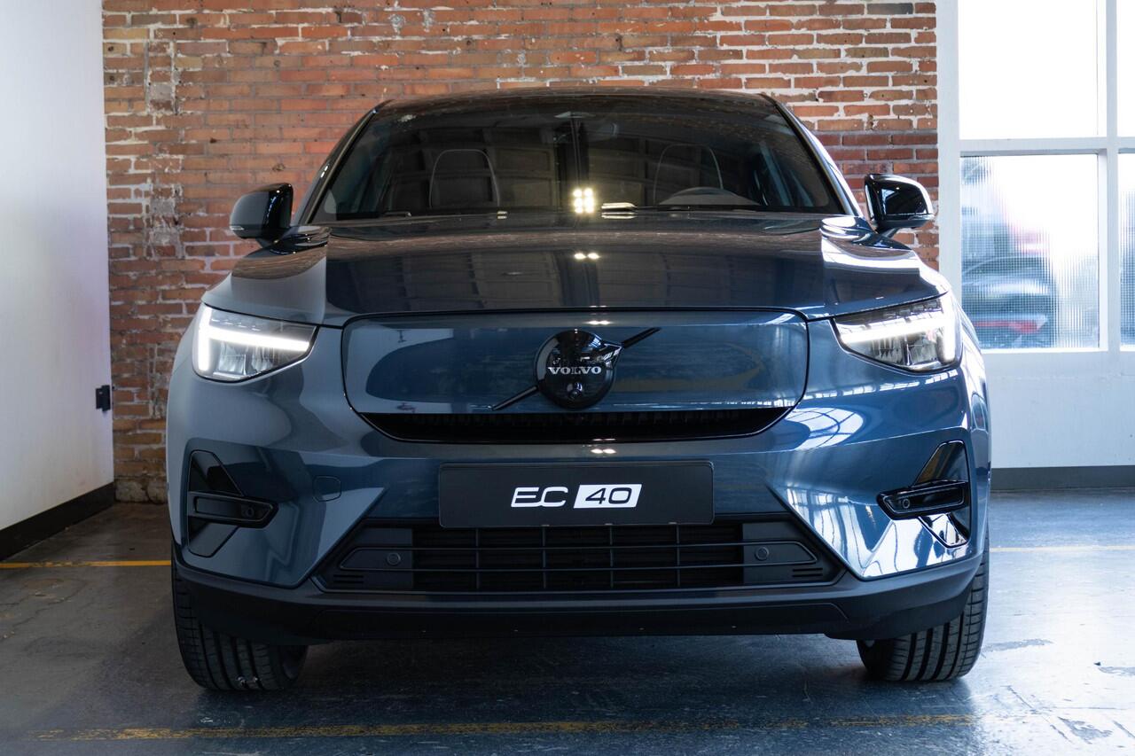 Volvo EC40 Single Motor Extended Range Plus Black Edition | Panoramadak | Verwarmbare voorstoelen&stuurwiel | 360º Camera | Premium audio by Harman Kardon | Keyless Entry/Start | Warmtepomp | 20 inch lichtmetalen velgen