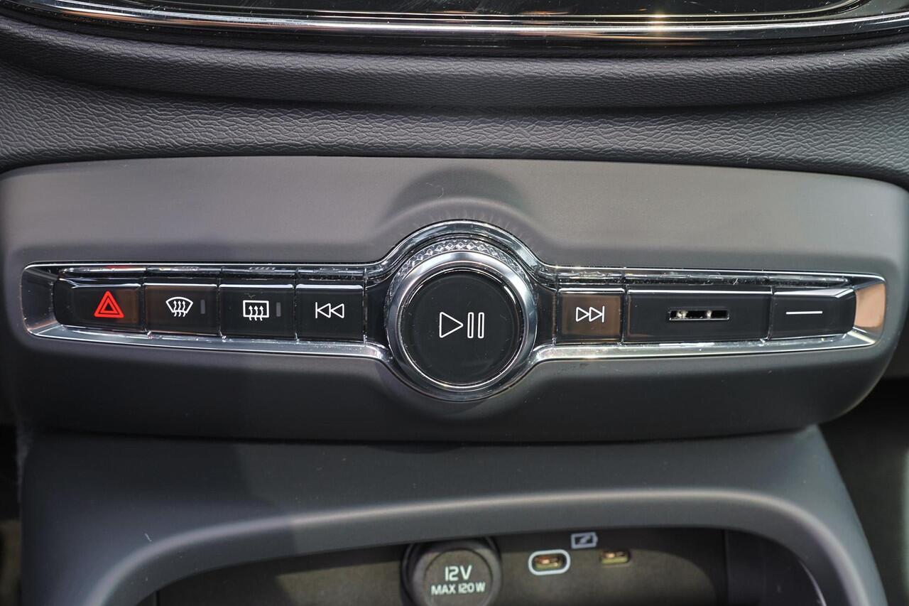 Volvo EC40 Performance Ultra 82 kWh - Panoramadak - IntelliSafe Assist & Surround - 360º Camera - Harman/Kardon audio - Verwarmde voorstoelen, stuur & achterbank - Parkeersensoren voor & achter - Elektr. bedienb. voorstoelen met geheugen links - Draadloze tel. lader