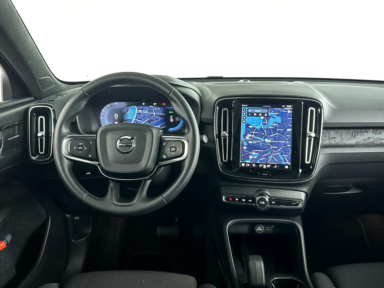 Volvo EC40 Single Motor Plus Black Edition 70 kWh | Panoramadak | 360° Camera | Harman Kardon | Trekhaak