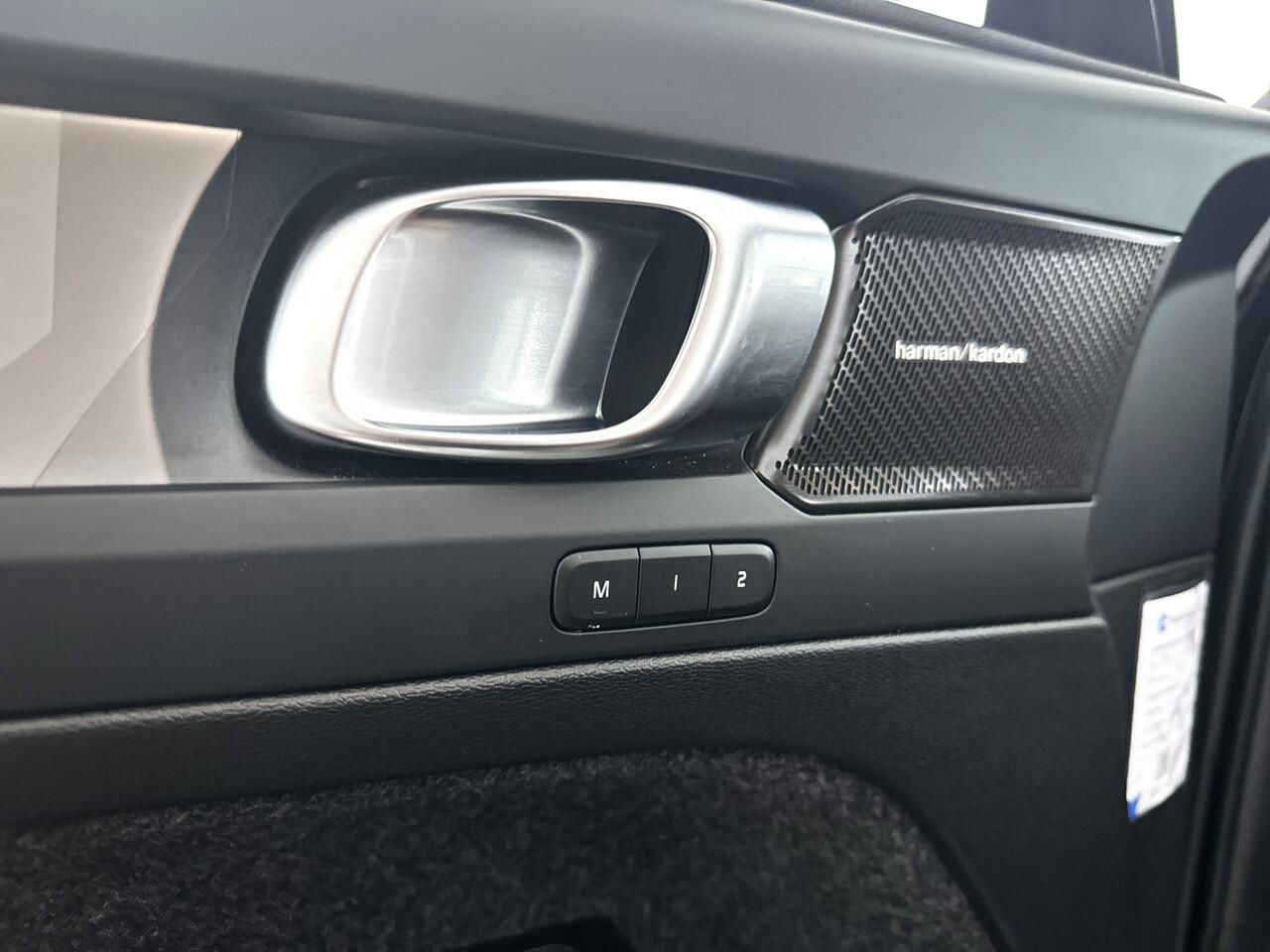 Volvo EC40 Single Motor Extended Range Plus Black Edition. 82 kWh | Panoramadak | Stoel- stuurverwarming | 360° camera | Harman Kardon