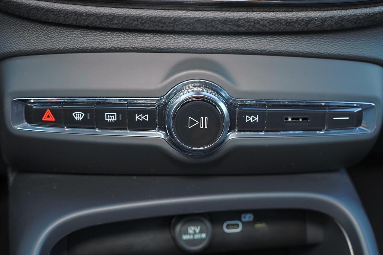 Volvo EC40 Extended Range Ultra Black Ed. 82 kWh - Panoramadak - IntelliSafe Assist & Surround - 360º Camera - Harman/Kardon audio - Verwarmde voorstoelen, stuur & achterbank - Parkeersensoren voor & achter - Elektr. bedienb. voorstoelen met geheugen links - Draadlo