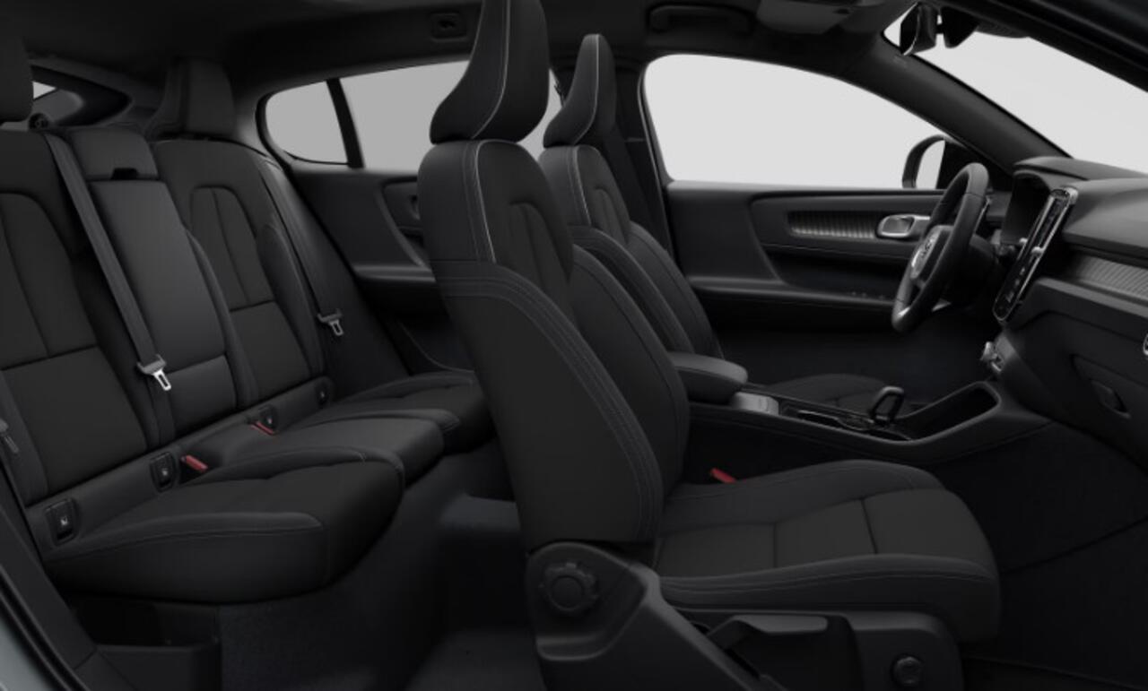 Volvo EC40 252PK Automaat Single Ext. Range Plus / Modeljaar 2026 / Adaptive cruise control / Pilot assist / BLIS / Stoel en stuur verwarming / Elektrische achterklep / Parkeersensoren met camera / Google infotainment / Panoramadak