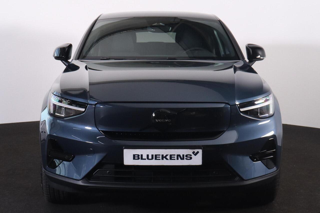 Volvo EC40 Single Motor Extended Range Plus Black Edition - Panoramadak - IntelliSafe Assist & Surround - Parkeercamera achter - Verwarmde voorstoelen & stuur - Parkeersensoren voor & achter - Getint glas - Draadloze tel. lader - Warmtepomp - 20' LMV