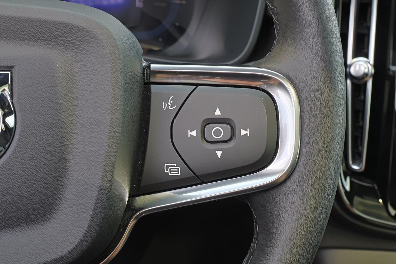 Volvo EC40 Performance Ultra 82 kWh - Panoramadak - IntelliSafe Assist & Surround - 360º Camera - Harman/Kardon audio - Verwarmde voorstoelen, stuur & achterbank - Parkeersensoren voor & achter - Elektr. bedienb. voorstoelen met geheugen links - Draadloze tel. lader