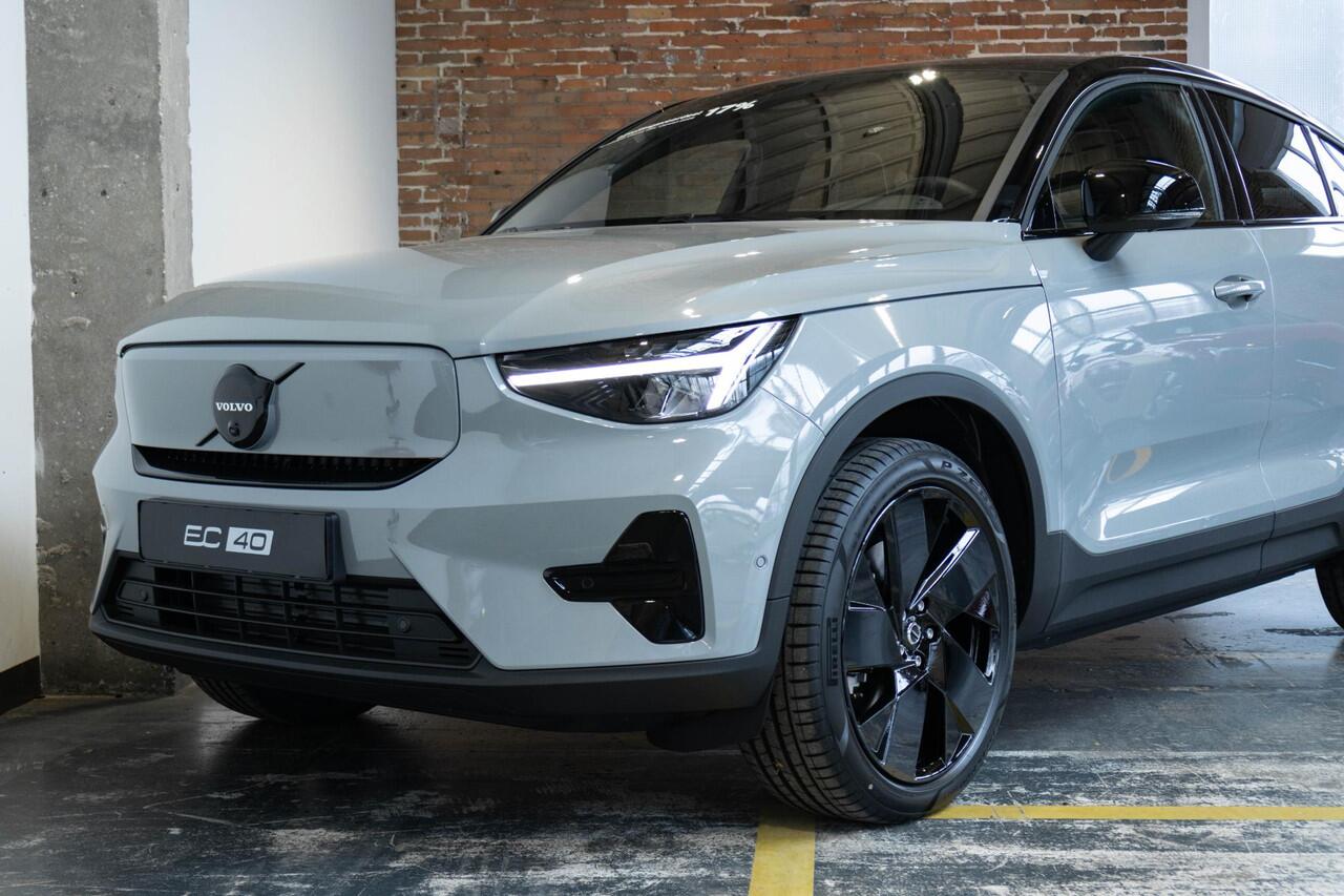 Volvo EC40 Single Motor Extended Range Ultra Black Edition Panoramadak | Verwarmbare voorstoelen&stuurwiel | 360º Camera | Premium Audio by Harman Kardon | Elektrisch Verstelbare Voorstoelen | Keyless Entry | Apple carplay/Android auto | Warmtepomp