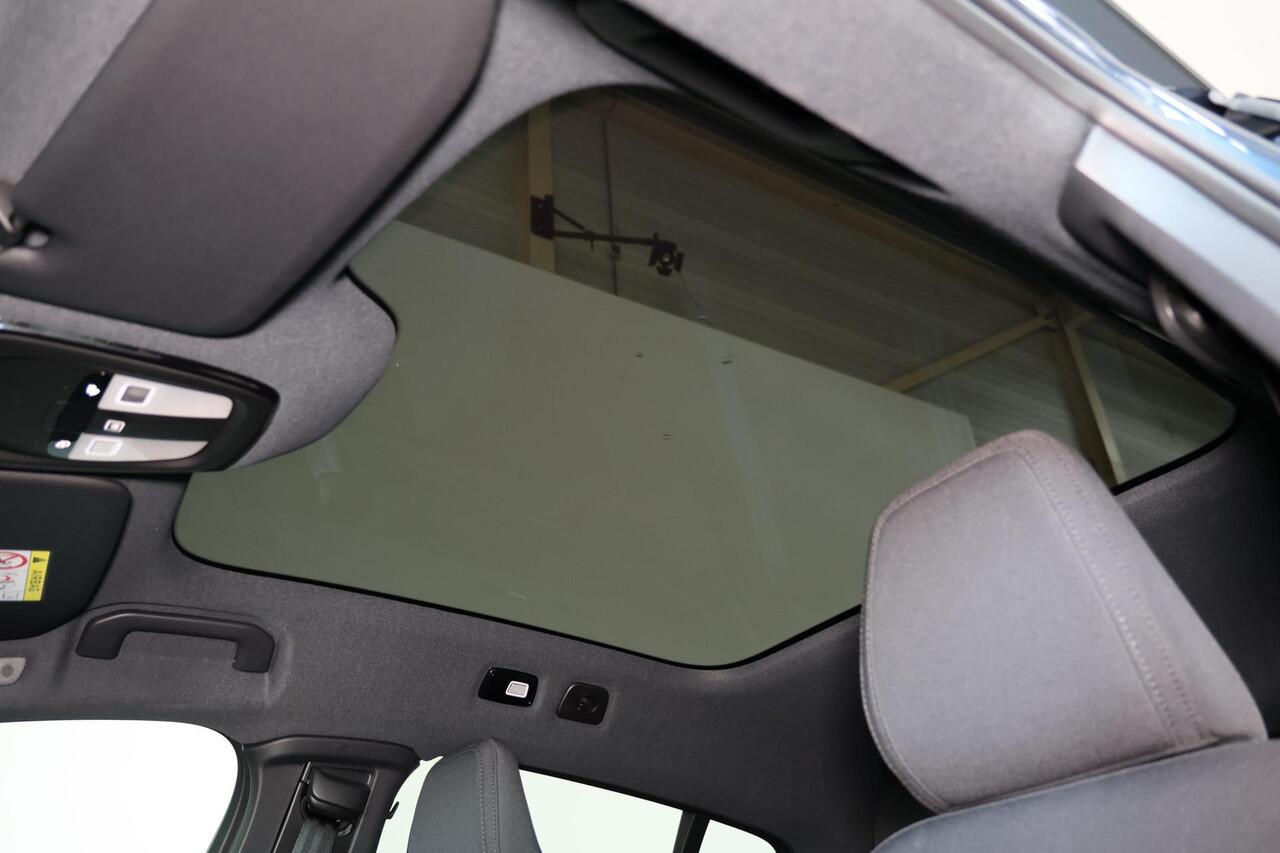 Volvo EC40 Single Motor Extended Range Plus Black Edition - Panoramadak - IntelliSafe Assist & Surround - Parkeercamera achter - Verwarmde voorstoelen & stuur - Parkeersensoren voor & achter - Getint glas - Draadloze tel. lader - Warmtepomp - 20' LMV