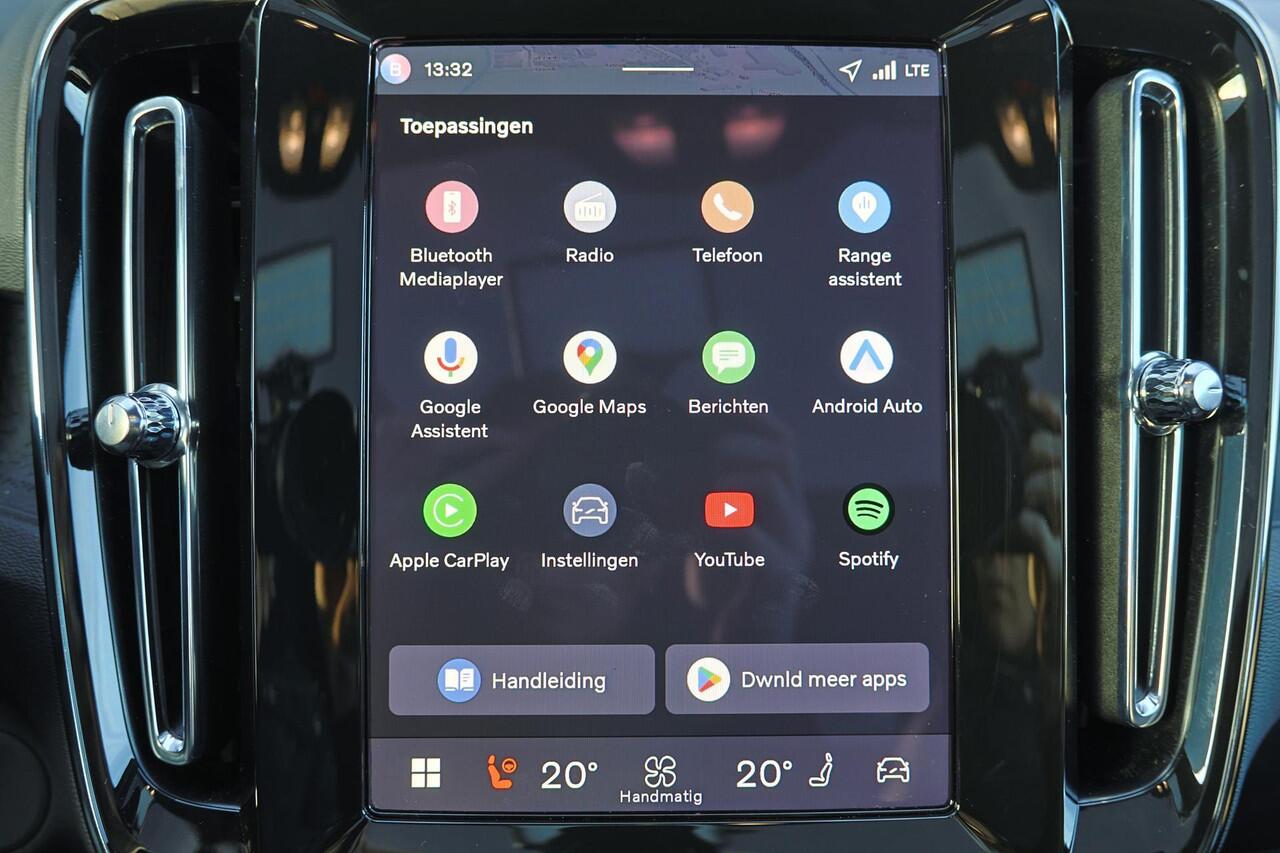 Volvo EC40 Single Motor Extended Range Plus Black Edition - Panoramadak - IntelliSafe Assist & Surround - Parkeercamera achter - Verwarmde voorstoelen & stuur - Parkeersensoren voor & achter - Getint glas - Draadloze tel. lader - Warmtepomp - 20' LMV