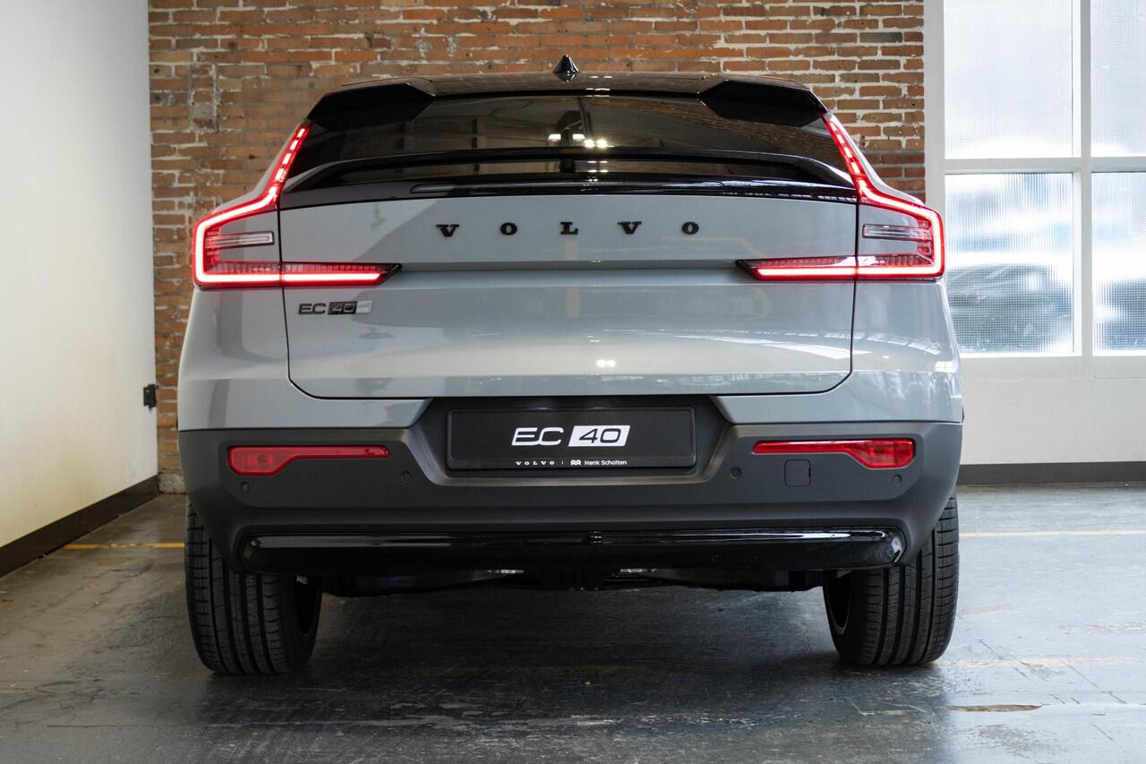 Volvo EC40 Single Motor Extended Range Ultra Black Edition Panoramadak | Verwarmbare voorstoelen&stuurwiel | 360º Camera | Premium Audio by Harman Kardon | Elektrisch Verstelbare Voorstoelen | Keyless Entry | Apple carplay/Android auto | Warmtepomp