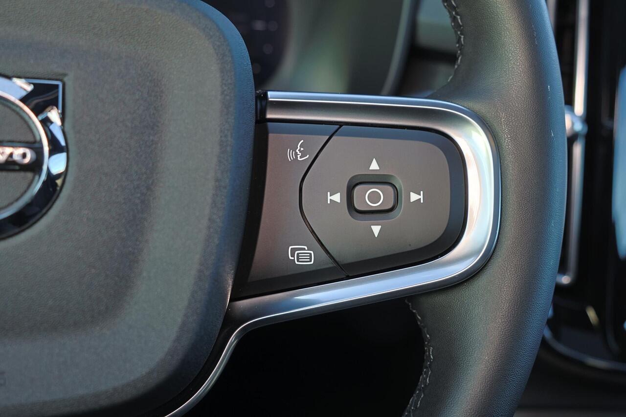 Volvo EC40 Single Motor Extended Range Plus Black Edition - Panoramadak - IntelliSafe Assist & Surround - Parkeercamera achter - Verwarmde voorstoelen & stuur - Parkeersensoren voor & achter - Getint glas - Draadloze tel. lader - Warmtepomp - 20' LMV