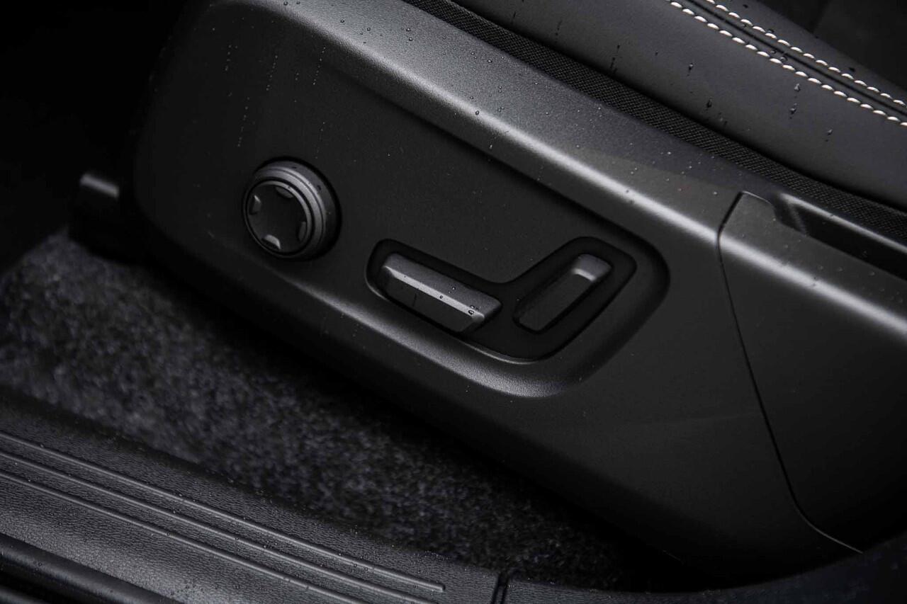 Volvo EC40 Single Motor Extended Range Ultra Black Edition | Harman Kardon | 20" | Panoramadak | Donker Glas | Power Seats |