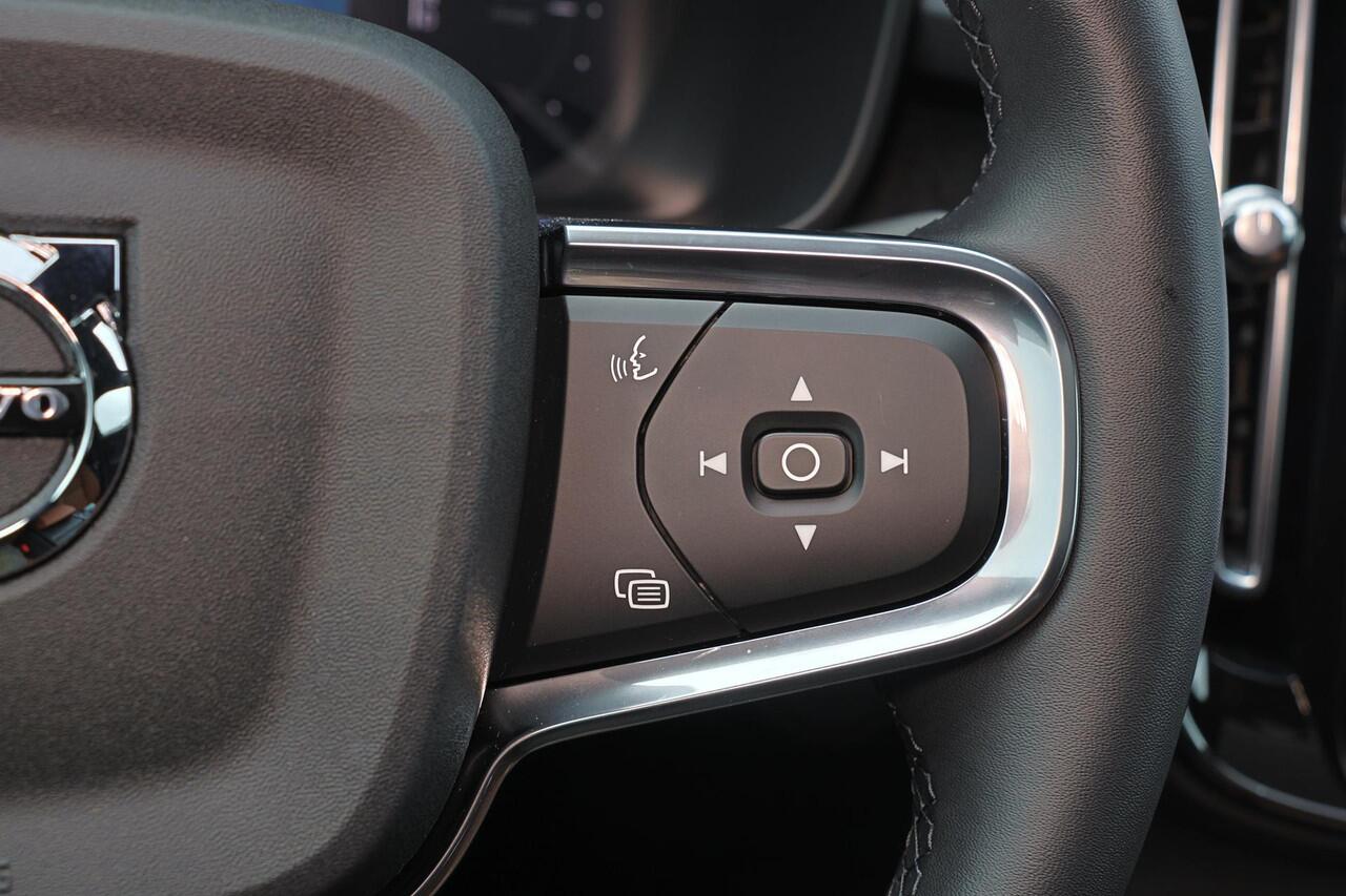 Volvo EC40 Single Motor Extended Range Plus Black Ed. 82 kWh - Panoramadak - IntelliSafe Assist & Surround - Parkeercamera achter - Verwarmde voorstoelen & stuur - Parkeersensoren voor & achter - Getint glas - Draadloze tel. lader - Warmtepomp - 22' LMV - Lederen be