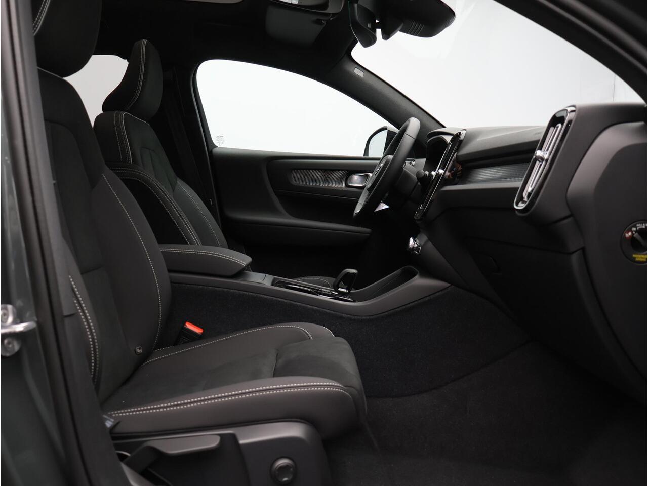 Volvo EC40 Single Motor Extended Range Plus 82 kWh / Stoel- + stuurwielverwarming / BLIS / Harman Kardon / Achteruitrijcamera / Nubuck