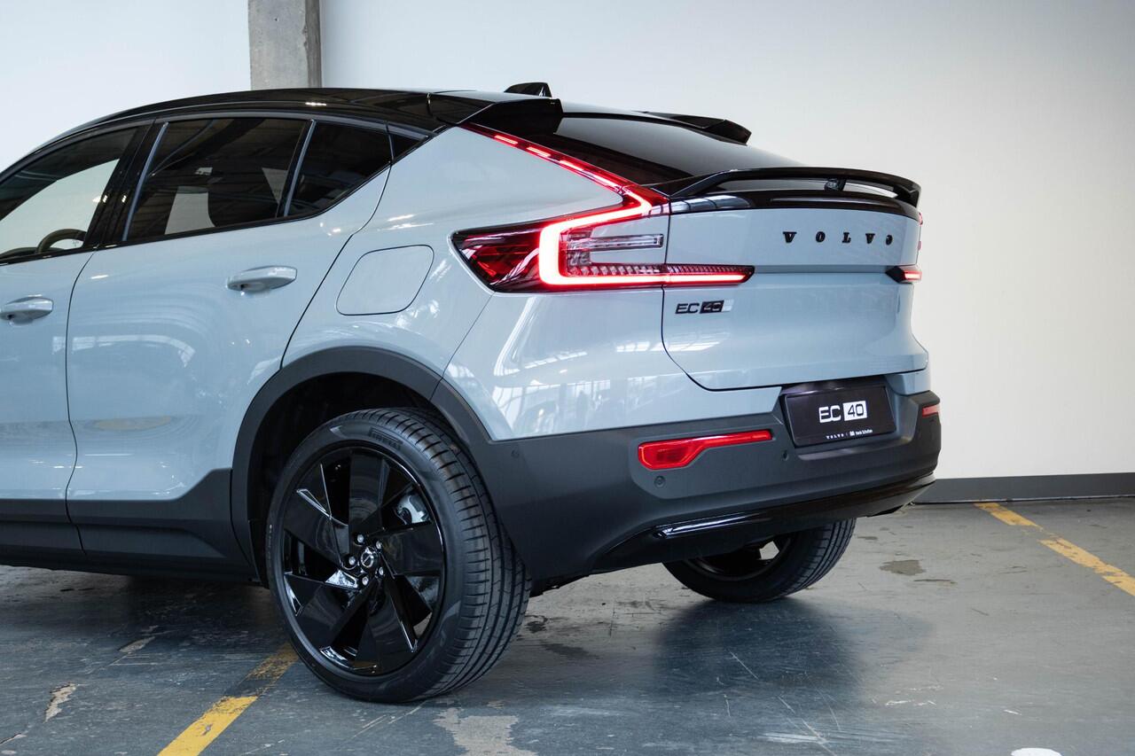 Volvo EC40 Single Motor Extended Range Ultra Black Edition Panoramadak | Verwarmbare voorstoelen&stuurwiel | 360º Camera | Premium Audio by Harman Kardon | Elektrisch Verstelbare Voorstoelen | Keyless Entry | Apple carplay/Android auto | Warmtepomp