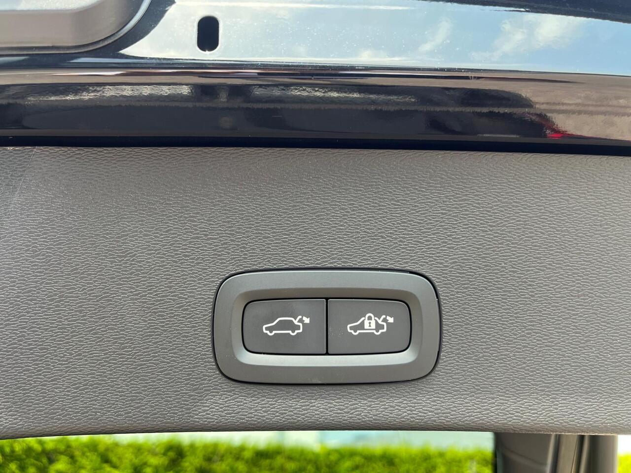 Volvo EC40 Single Motor Extended Range Plus 82 kWh | Donker getinte ramen | Trekhaak