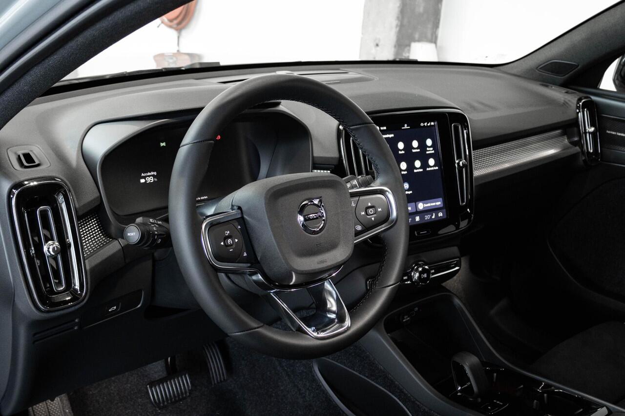 Volvo EC40 Single Motor Extended Range Ultra Black Edition Panoramadak | Verwarmbare voorstoelen&stuurwiel | 360º Camera | Premium Audio by Harman Kardon | Elektrisch Verstelbare Voorstoelen | Keyless Entry | Apple carplay/Android auto | Warmtepomp