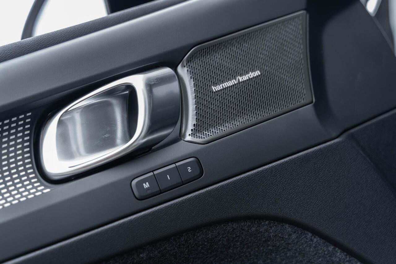 Volvo EC40 Extended Range Ultra Black Edition | Google | Long Range | Luxe Bekleding | Memory | Elek. Stoelen | 360 Camera | Panoramadak | Keyless | Getint Glas