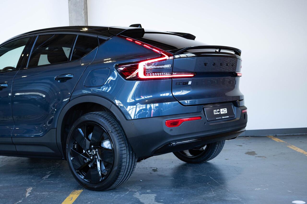 Volvo EC40 Single Motor Extended Range Plus Black Edition | Panoramadak | Verwarmbare voorstoelen&stuurwiel | 360º Camera | Premium audio by Harman Kardon | Keyless Entry/Start | Warmtepomp | 20 inch lichtmetalen velgen