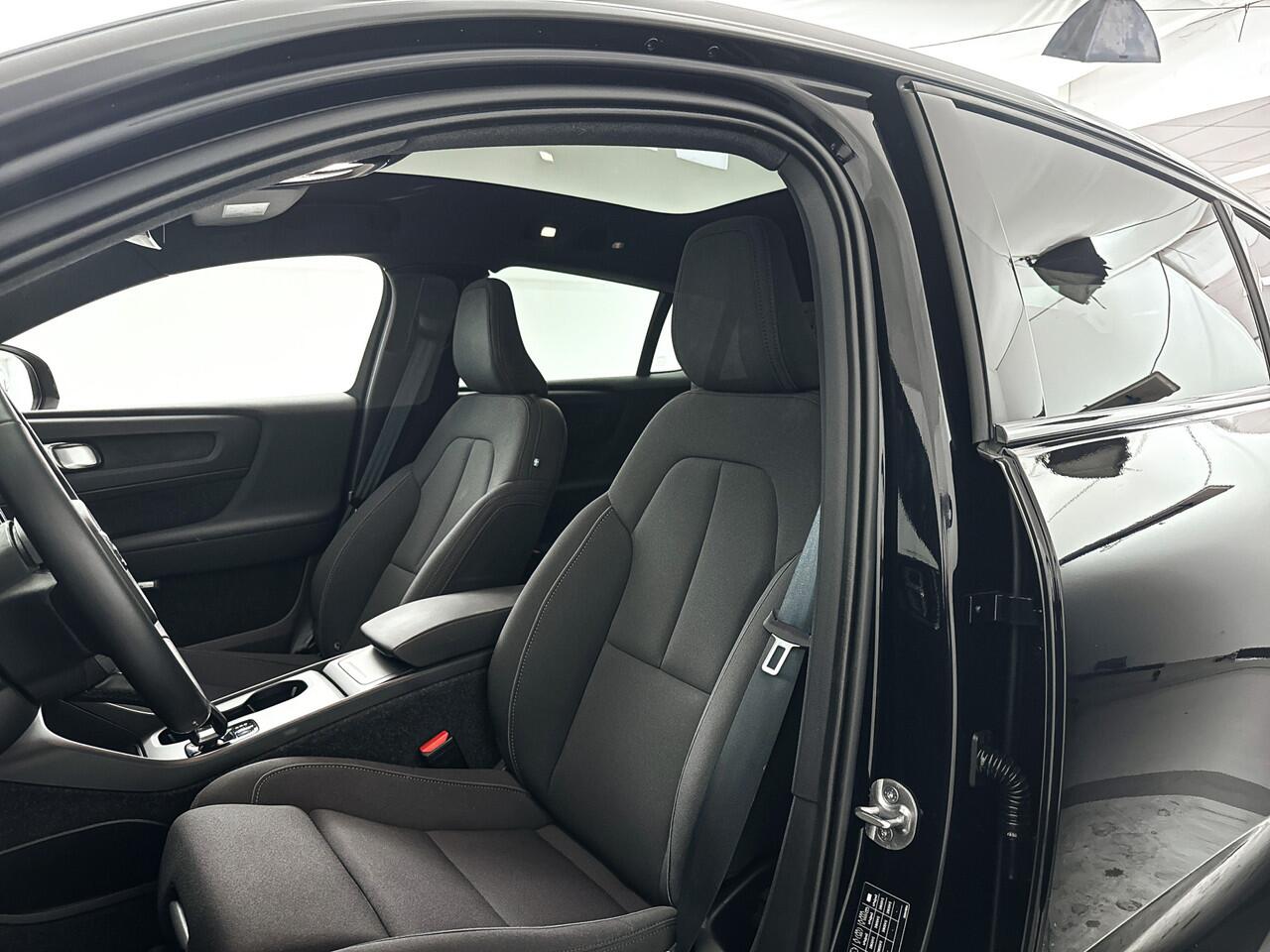 Volvo EC40 Single Motor Plus Black Edition 70 kWh | Panoramadak | 360° Camera | Harman Kardon | Trekhaak