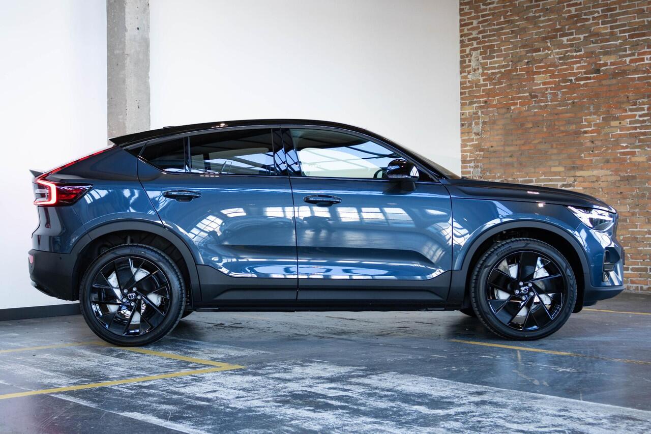 Volvo EC40 Single Motor Extended Range Plus Black Edition | Panoramadak | Verwarmbare voorstoelen&stuurwiel | 360º Camera | Premium audio by Harman Kardon | Keyless Entry/Start | Warmtepomp | 20 inch lichtmetalen velgen