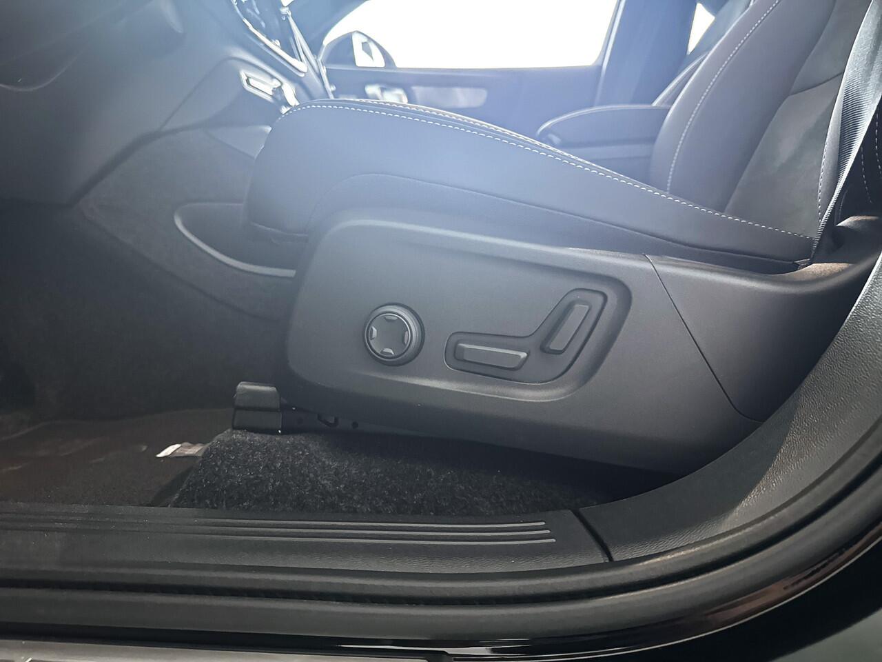 Volvo EC40 Single Motor Extended Range Plus Black Edition. 82 kWh | Panoramadak | Stoel- stuurverwarming | 360° camera | Harman Kardon