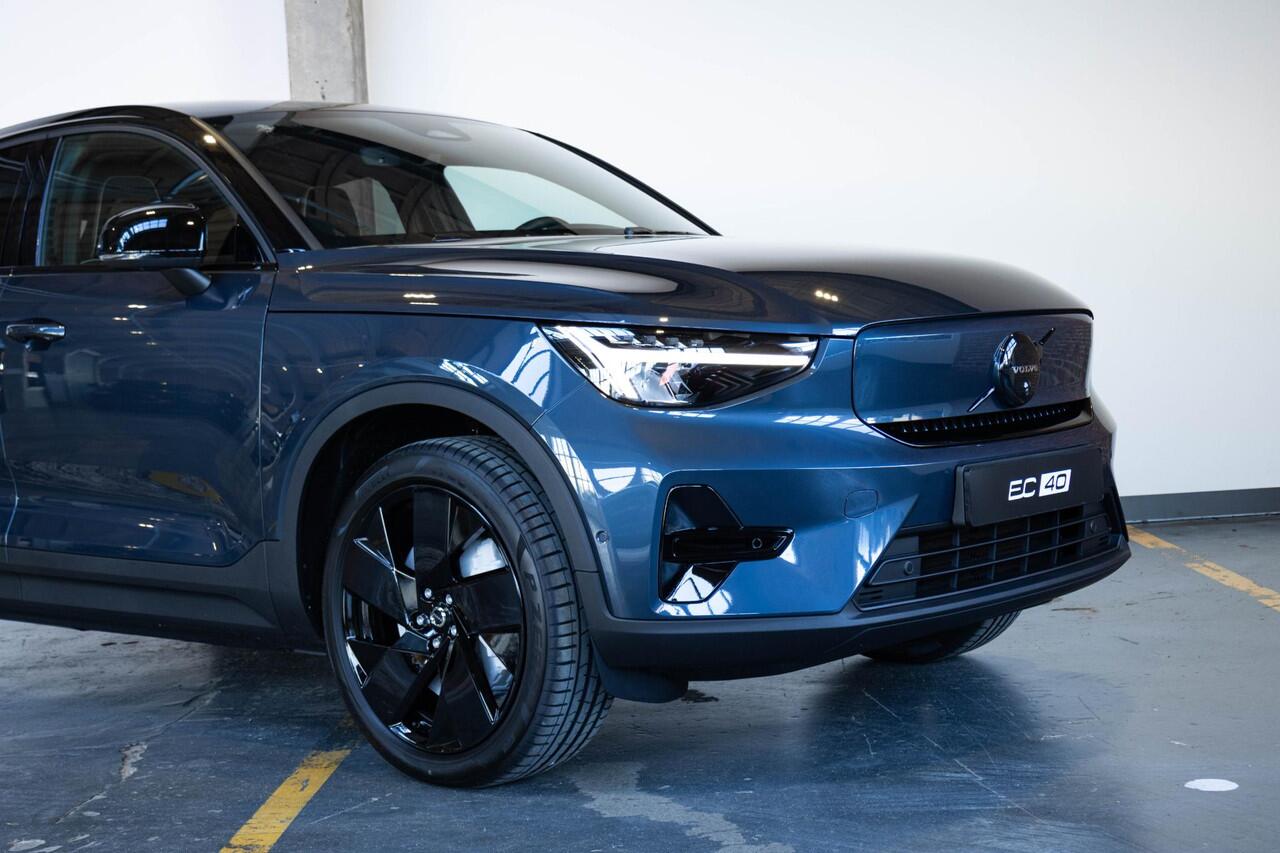 Volvo EC40 Single Motor Extended Range Plus Black Edition | Panoramadak | Verwarmbare voorstoelen&stuurwiel | 360º Camera | Premium audio by Harman Kardon | Keyless Entry/Start | Warmtepomp | 20 inch lichtmetalen velgen