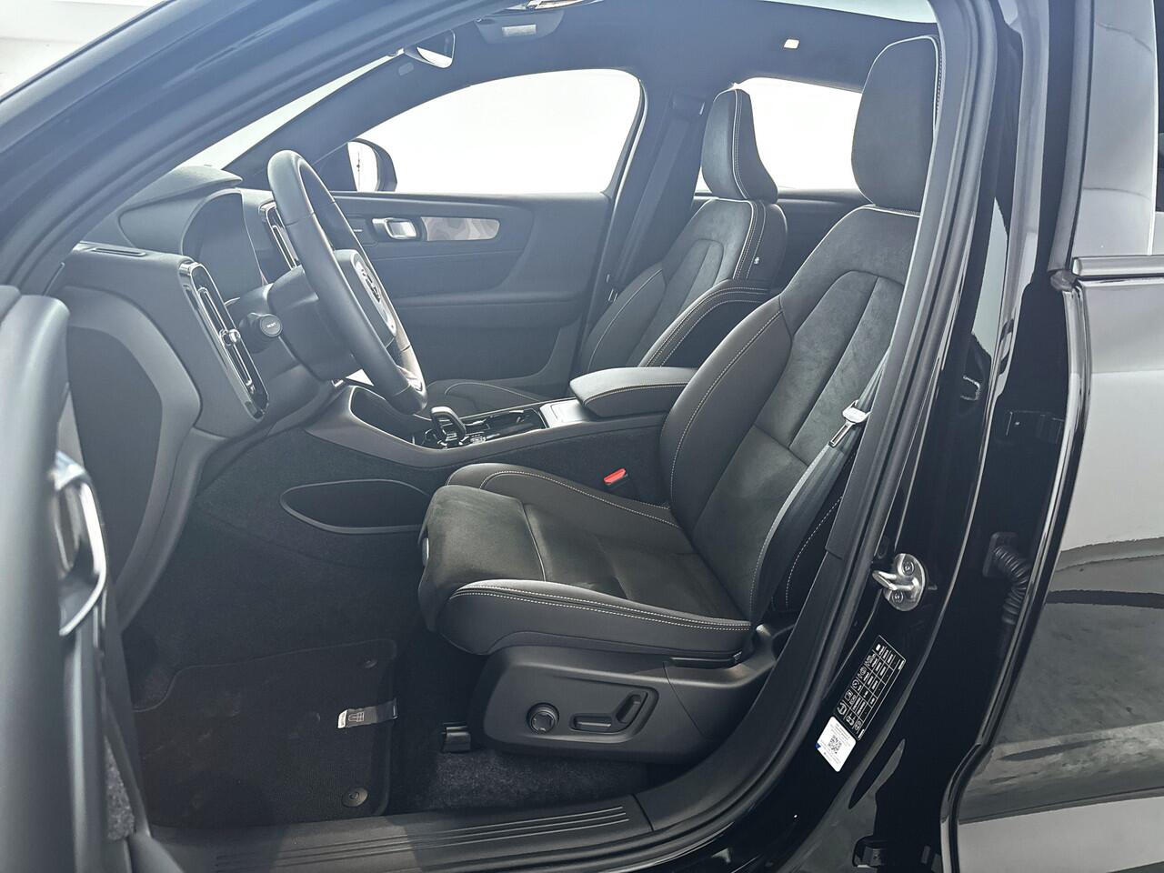 Volvo EC40 Single Motor Extended Range Plus Black Edition. 82 kWh | Panoramadak | Stoel- stuurverwarming | 360° camera | Harman Kardon