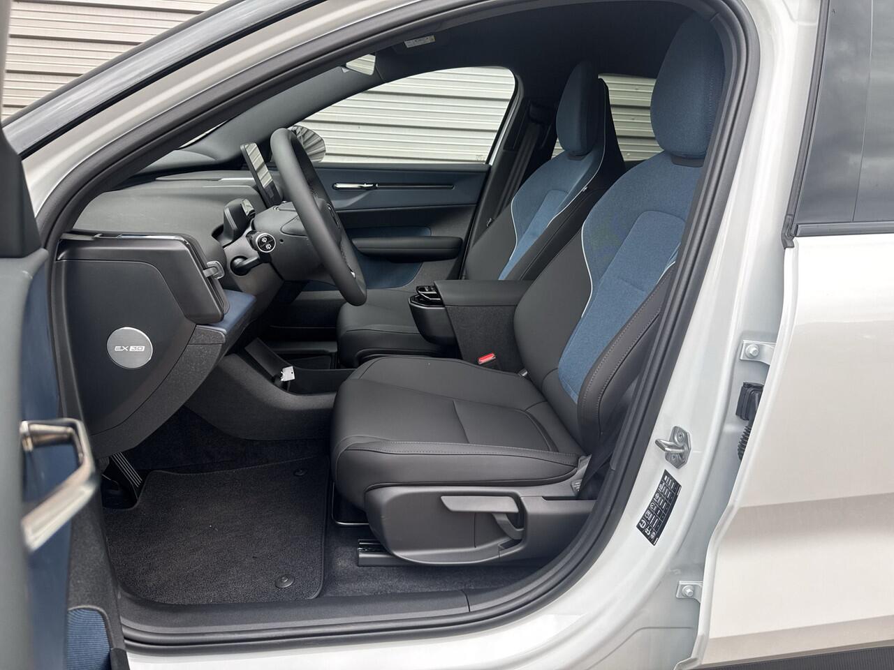 Volvo EX30 Extended Range Plus 69 kWh / 20" / Pack Climat / Extra getint glas /