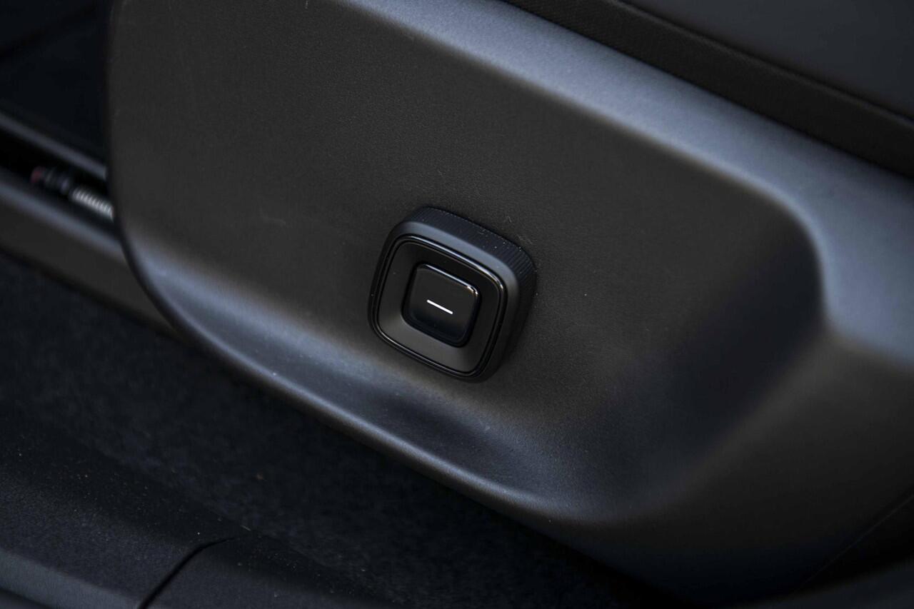 Volvo EX30 Cross Country Twin Motor Performance Ultra | Martini Editie | 4x4 | Adaptieve Cruise | Stoel-/Stuurverwarming | Keyless | 360 Camera | Panoramadak | Elektr. Stoelen | Harman Kardon Audio | Elek. Achterklep | Getint Glas