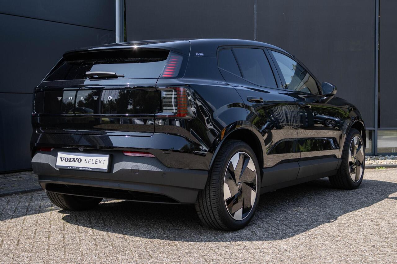 Volvo EX30 Single Motor Extended Range Plus 69 kWh | Direct Beschikbaar | Verwarmbare Voorstoelen | Harman Kardon Premium Audio | Keyless Entry | Achteruitrijcamera | Parkeersensoren Voor en Achter | Donker Getint Glas | Pilot Assist |