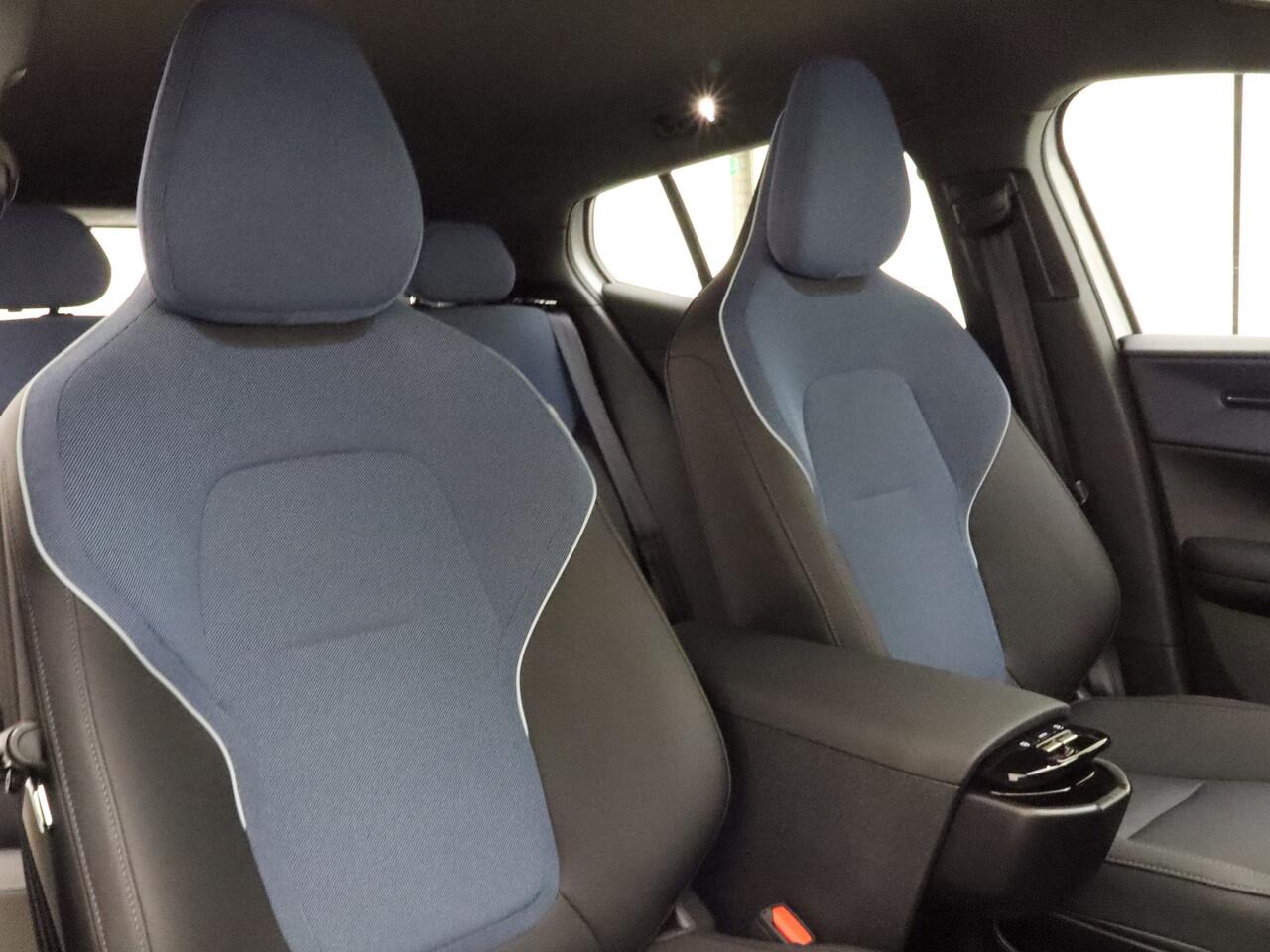 Volvo EX30 Extended Range Plus | All Season banden | Stoelverwarming | Extra getint glas