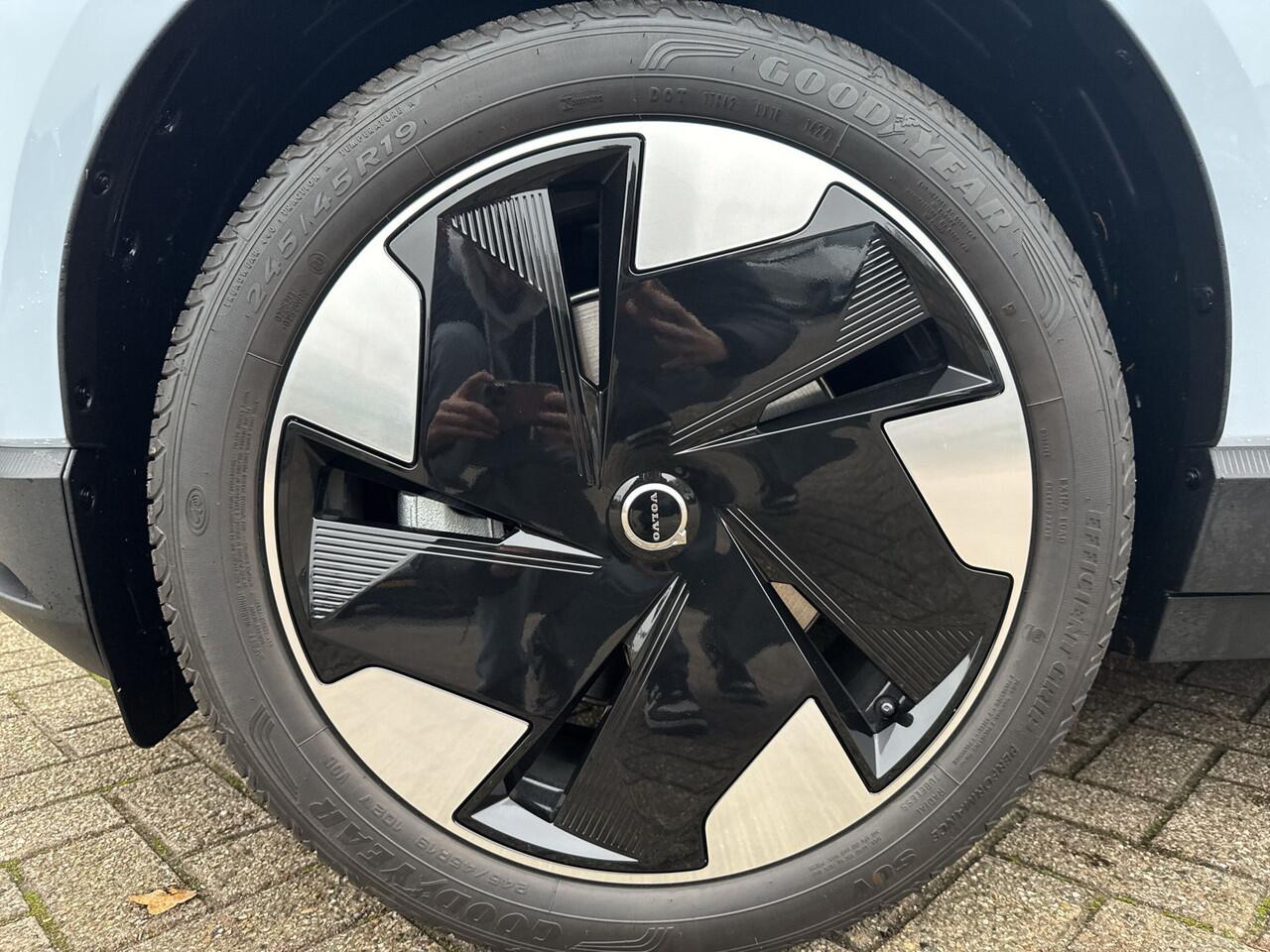 Volvo EX30 Extended Range Plus 69 kWh / Volvo EX30 Cargo Bedrijfsauto /