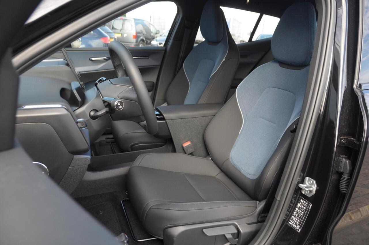 Volvo EX30 272PK Ext. Range Plus Adaptieve cruise control / BLIS / Parkeersensoren met camera / Elektrische achterklep / 20" velgen / Google infotainment / Keyless entry