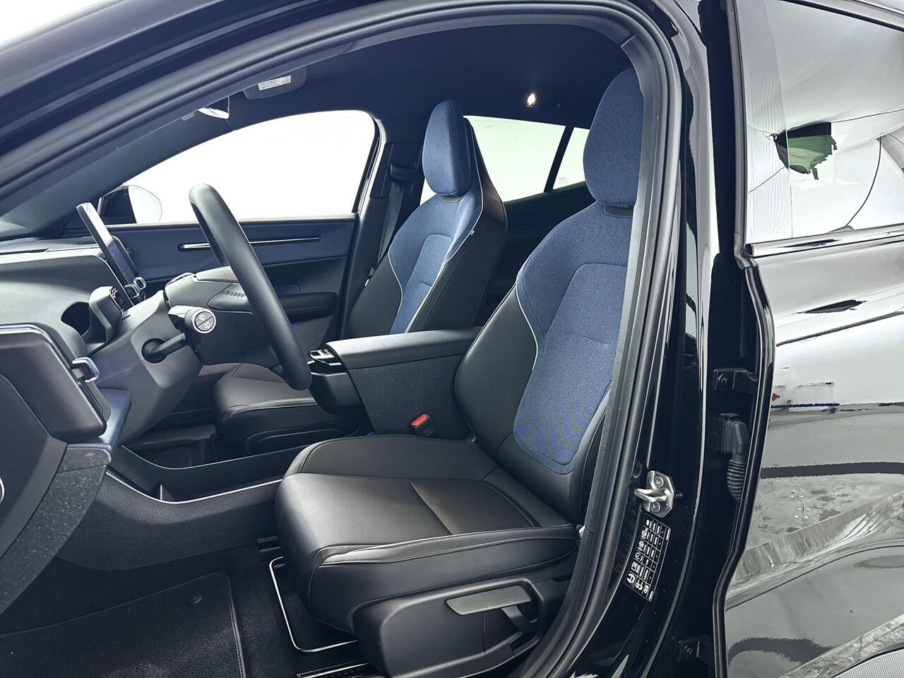 Volvo EX30 Single Motor Extended Range Plus 69 kWh | Parkeercamera | Harman Kardon | Keyless