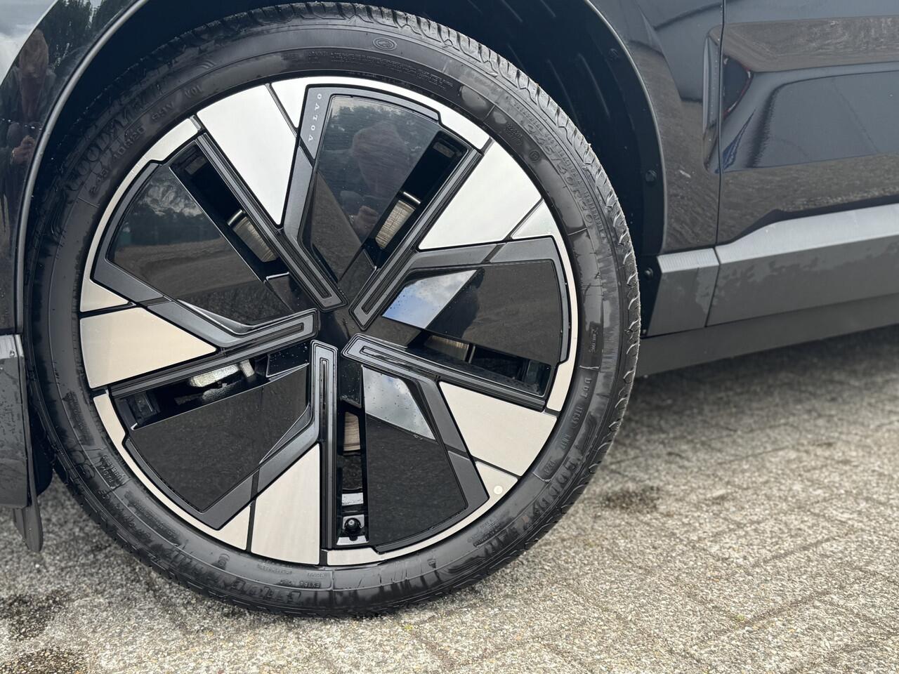 Volvo EX30 Single Motor Extended Range Plus 69 kWh Extra getint glas | Verwarmbare voorstoelen | 20 inch