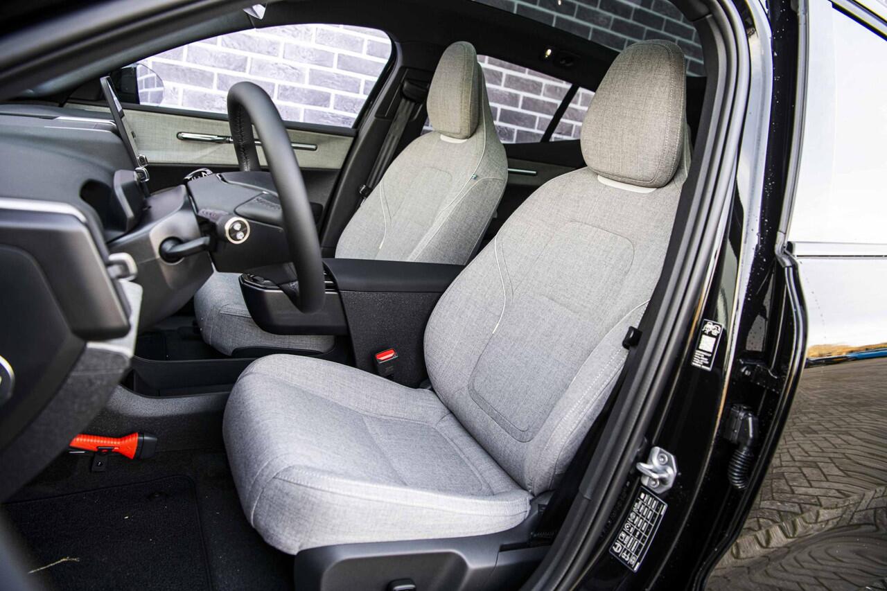 Volvo EX30 Single Motor Extended Range Ultra 69 kWh Black Edition | Trekhaak | Stoel en Stuurverwarming | 20" Y Spaaks | 360° Camera | Harman & Kardon |