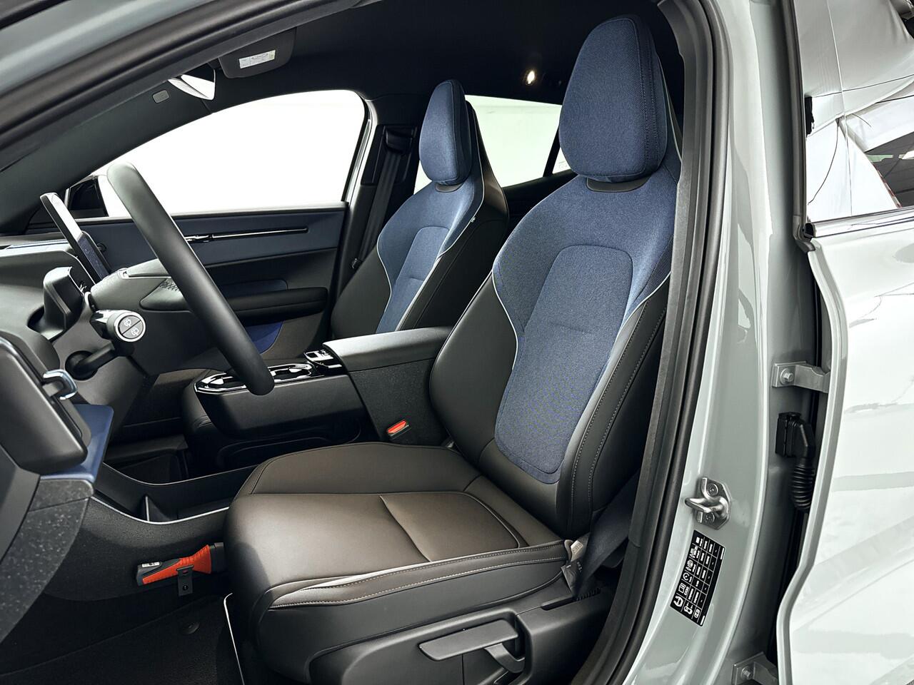 Volvo EX30 Single Motor Extended Range Plus 69 kWh | Parkeercamera | Harman Kardon | Stoel- en Stuurverwarming