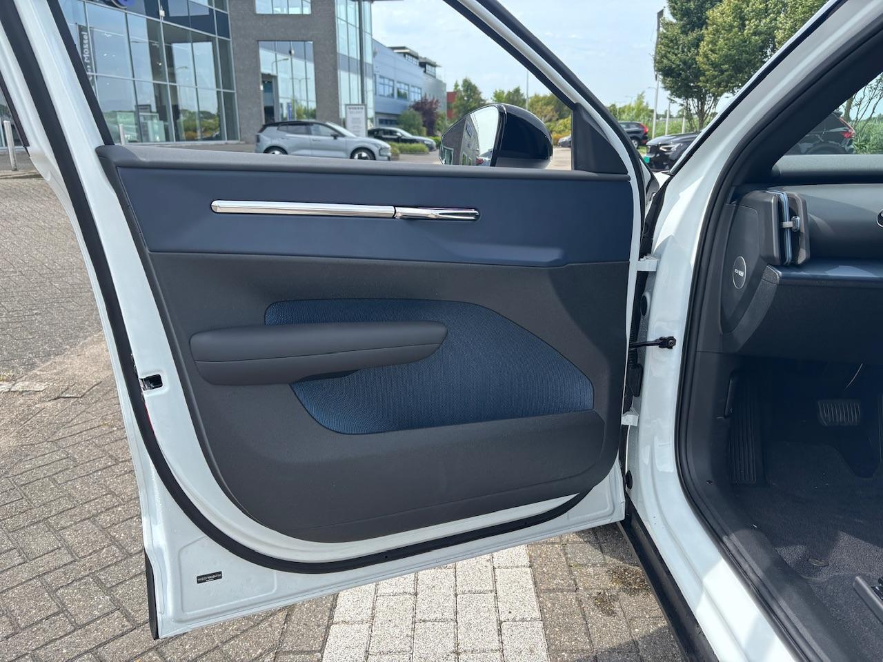 Volvo EX30 Single Motor Extended Range Plus 69 kWh 20 Inch | Getint glas achter | DEMO |