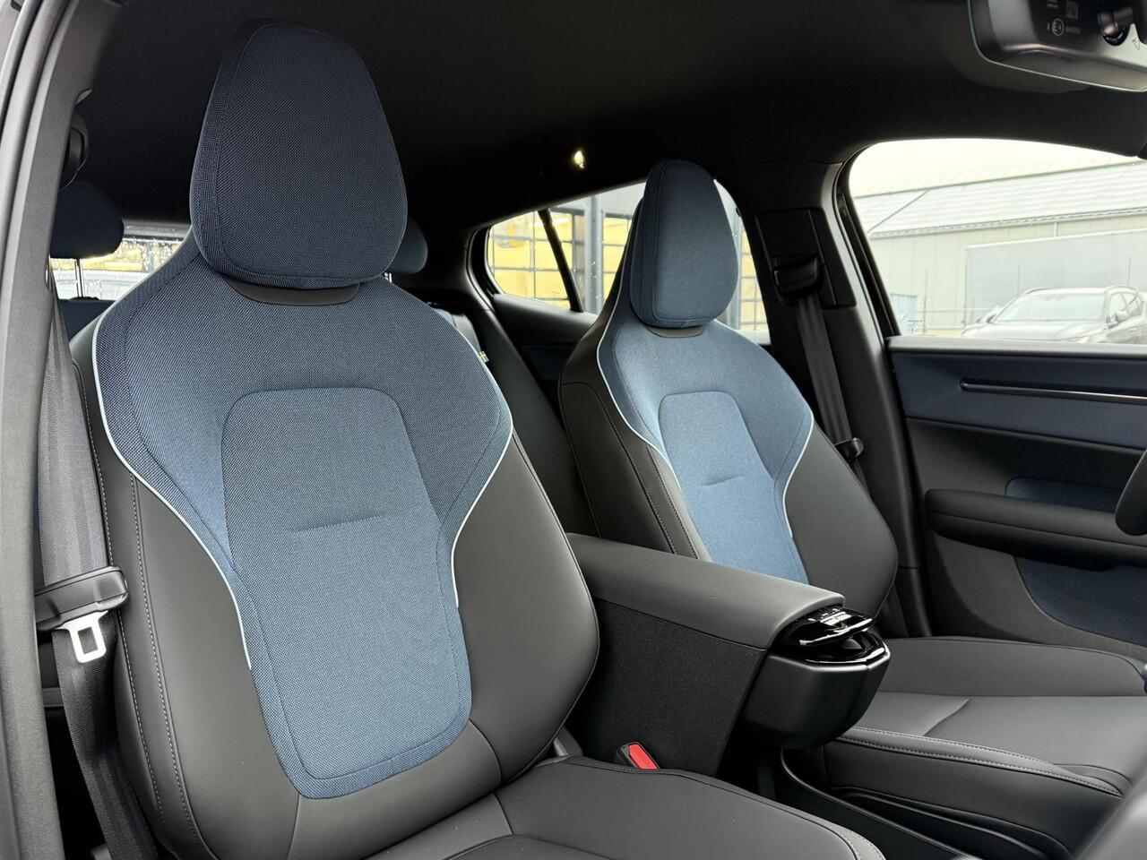 Volvo EX30 Single Motor Extended Range Plus | Adaptieve Cruise Control Met Pilot Assist | Getint Glas Achter | Apple Carplay/Android Auto | BLIS Dodehoekdetectie | Harman/Kardon Premium Audio | Sfeerverlichting | Keyless | Elektrische Achterklep | 2 Jaar Verlengde G