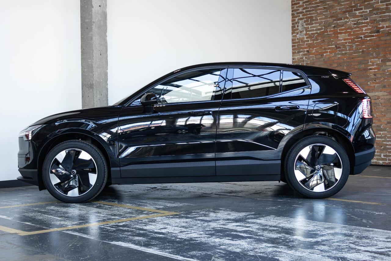 Volvo EX30 Single Motor Extended Range Plus | | 5 jaar garantie! | Premium Audio by Harman Kardon | Keyless Entry | Achteruitrijcamera | Parkeersensoren V+A | Getint Glas Achter | Pilot Assist | Adaptieve Cruise Control | Draadloze Telefoonlader | Navigatiesysteem |