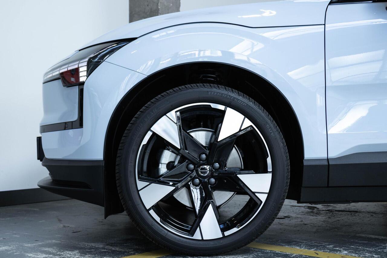 Volvo EX30 Single Motor Extended Range Plus 69 kWh | Harman Kardon Premium audio | Electrische bedienbare voorstoelen | Stoelverwarming | Stuurwielverwarming | Google infotainment | 20'' Lichtmetalen velgen | Warmtepomp |