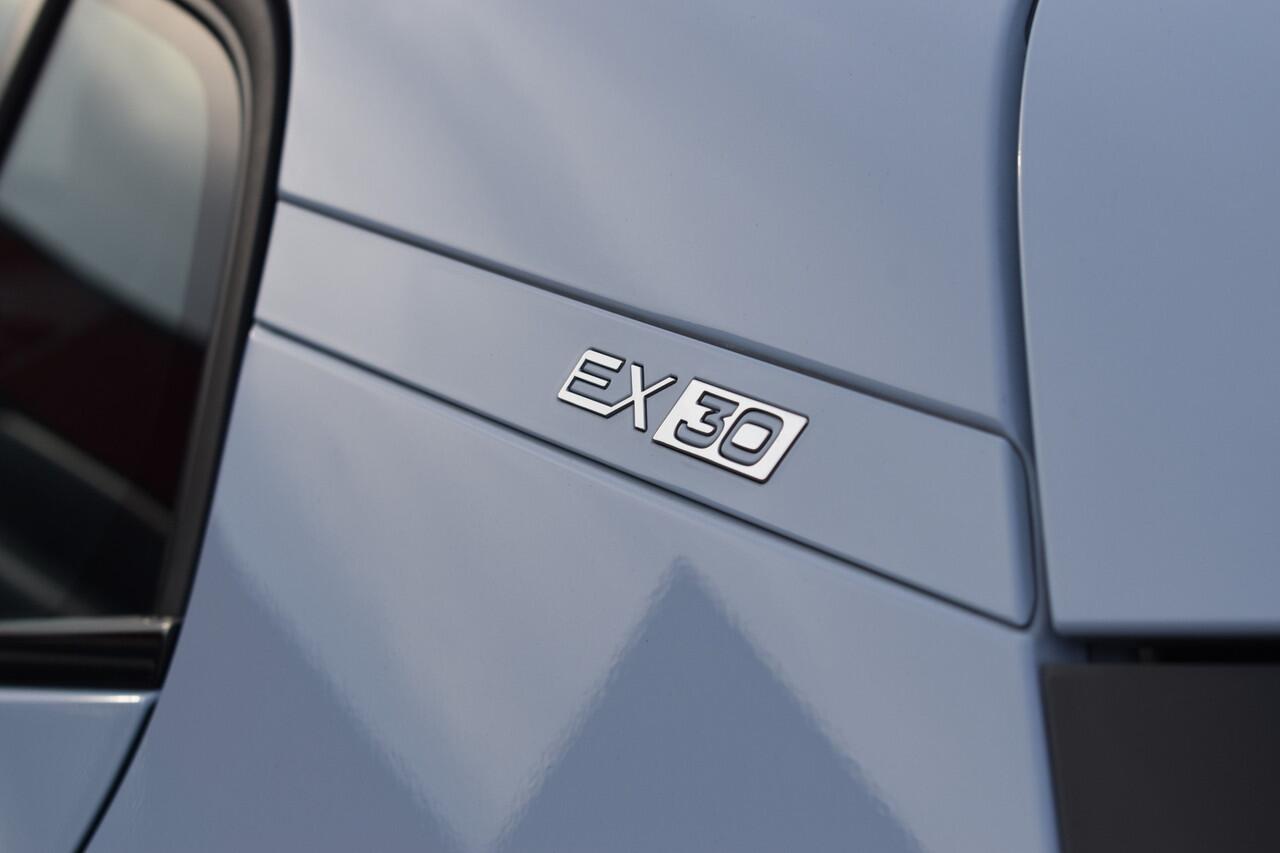 Volvo EX30 Extended Range 272PK Core 69 kWh | Trekhaak | SoH 98,5% | ACC | BLIS | Camera | 18"LMV |