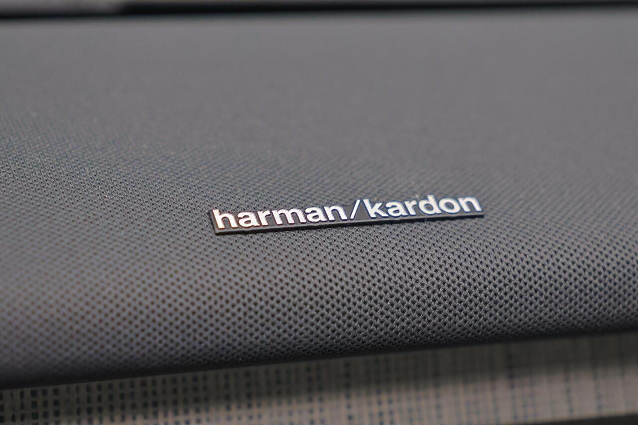 Volvo EX30 Twin Motor Performance Ultra Europa Sport - Verwarmbare voorstoelen - Verwarmbaar stuur - Panoramisch dak - 20' LMV - Adaptive Cruise Control - Pilot Assist - BLIS dodehoekassistentie - Harman Kardon premium audio - Keyless Drive - Elektr. bedienbare acht